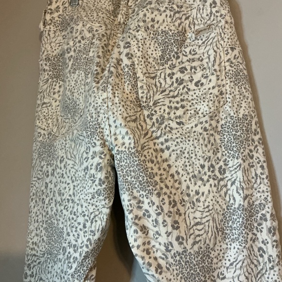 Statement Denim | Seven7 High Rise Curvy Skinny Jeans | Mixed Animal Print | 12 - Picture 5 of 10